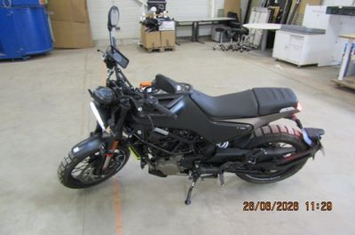 une moto qui est garée dans un garage