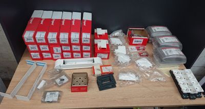 une table sur laquelle sont posés de nombreux appareils électroniques