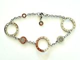 bracelet en argent et cuivre avec des breloques et des inscriptions sur une chaîne