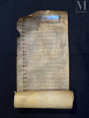 un vieux papier sur lequel il y a des inscriptions, posé sur une table