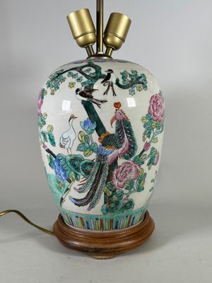 une lampe posée sur une table