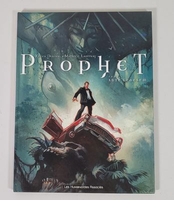 la couverture du livre *Prophet*, sur laquelle figure un homme debout sur le toit d'une voiture