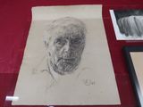 trois dessins représentant un homme et une femme sont posés sur une table