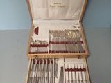 un coffret en bois contenant de l'argenterie sur une table