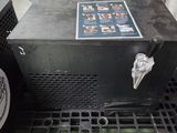 une photo d'une machine à café posée sur une grille métallique
