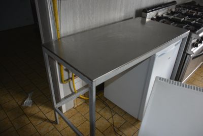 Table de préparation, plateau inox, pied métal, en l'état - Photo 1