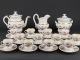 un service de tasses et soucoupes en porcelaine pour le thé et le café