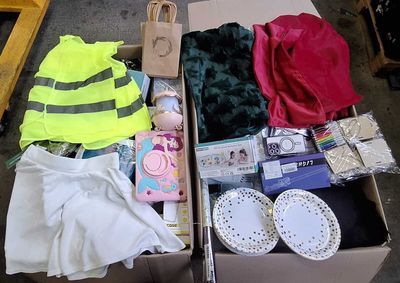 273 / 1 palette de 167 kg de mix ( jupe, gilet jaune, …