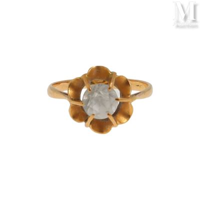 une image d'une bague en or avec un diamant au centre
