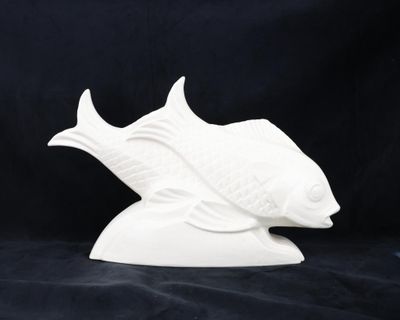 sculpture en céramique blanche représentant un poisson sur fond noir