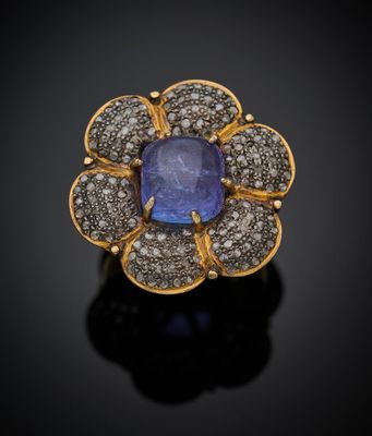 une bague en saphir et diamant