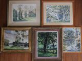 quatre tableaux accrochés au mur d'une pièce lambrissée