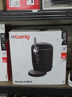 une boîte posée sur une étagère dans un magasin