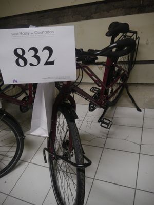 deux vélos garés l'un à côté de l'autre par terre