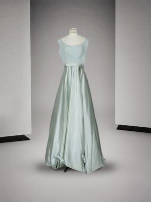 une robe sur un mannequin dans une pièce