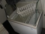 une vitrine en verre contenant un caddie