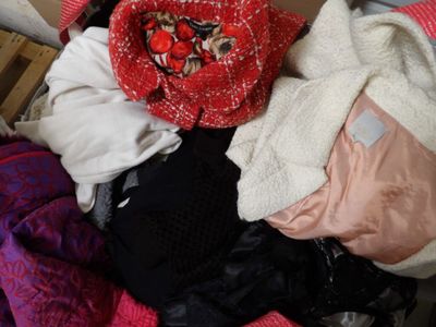une pile de vêtements sur un lit
