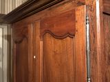une armoire en bois surmontée d'un miroir