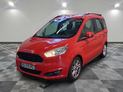la camionnette rouge est garée sur un sol en damier dans le garage