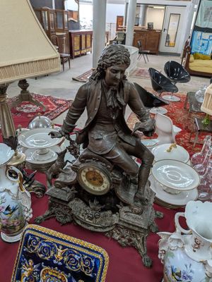une statue représentant un homme assis sur une table