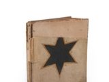un vieux livre avec une étoile sur la couverture