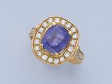 une bague en tanzanite et diamants, signée Van Cleef