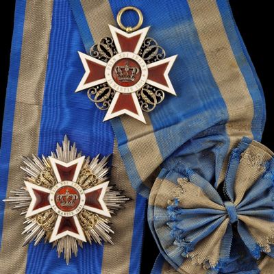 deux médailles et une médaille attachée à un ruban rayé bleu et blanc