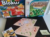 Il y a deux jeux de société sur la table, et l'un d'eux est un jeu de cartes.