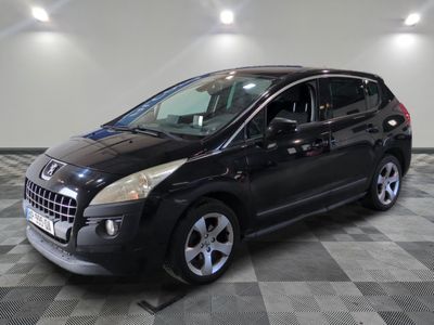 la photo d'une voiture noire garée dans un garage