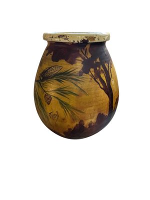 un vase avec une peinture sur fond blanc