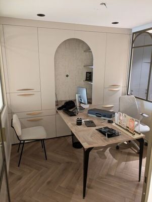 une photo d'un bureau à domicile avec un bureau et une chaise