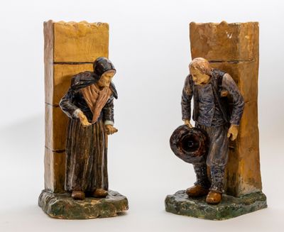 paire de figurines en bois représentant un homme et une femme portant un chapeau