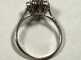 gros plan d'une bague en diamant sur une surface blanche