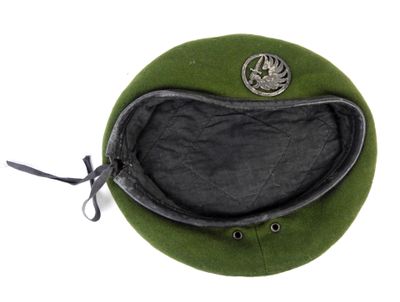 un chapeau vert surmonté d'un chapeau noir