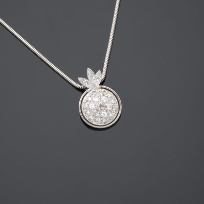 un pendentif en or blanc et diamants sur une chaîne