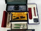 une boîte contenant un stylo, un stylo et d'autres objets