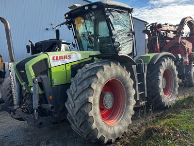 un tracteur garé devant un bâtiment