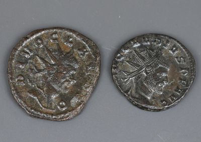 deux pièces d'argent posées côte à côte sur une surface grise
