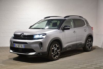 Le nouveau SUV Citroën est garé dans le garage.