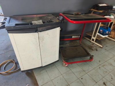 une photo d'un espace de travail avec un établi et un établi