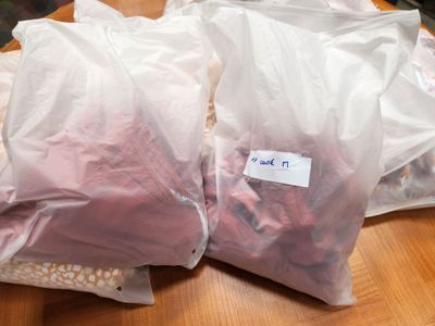 deux sacs de viande posés sur une table en bois