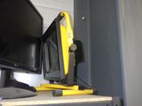un écran d'ordinateur posé sur un bureau, à côté d'un autre écran