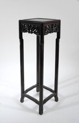 une table noire avec un plateau en bois sur fond blanc