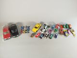un grand nombre de petites voitures posées sur une table