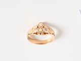 une bague en or sertie de trois diamants
