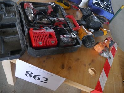 de nombreux outils posés ensemble sur une table