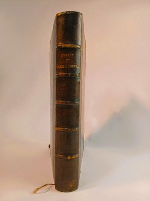 un vieux livre posé sur une table