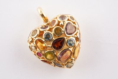 pendentif en or jaune en forme de cœur, orné de pierres multicolores sur un fond blanc