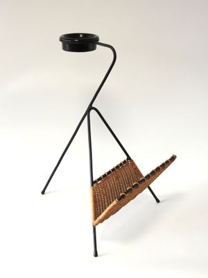 une image représentant une chaise et une lampe sur fond blanc