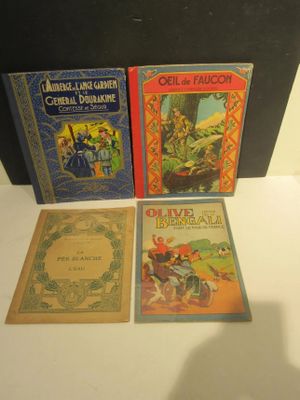 trois livres pour enfants sont posés sur une table les uns à côté des autres